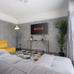 Boutique 3Bd Opposite Etihad & Coop - Free Parking - Pool Table