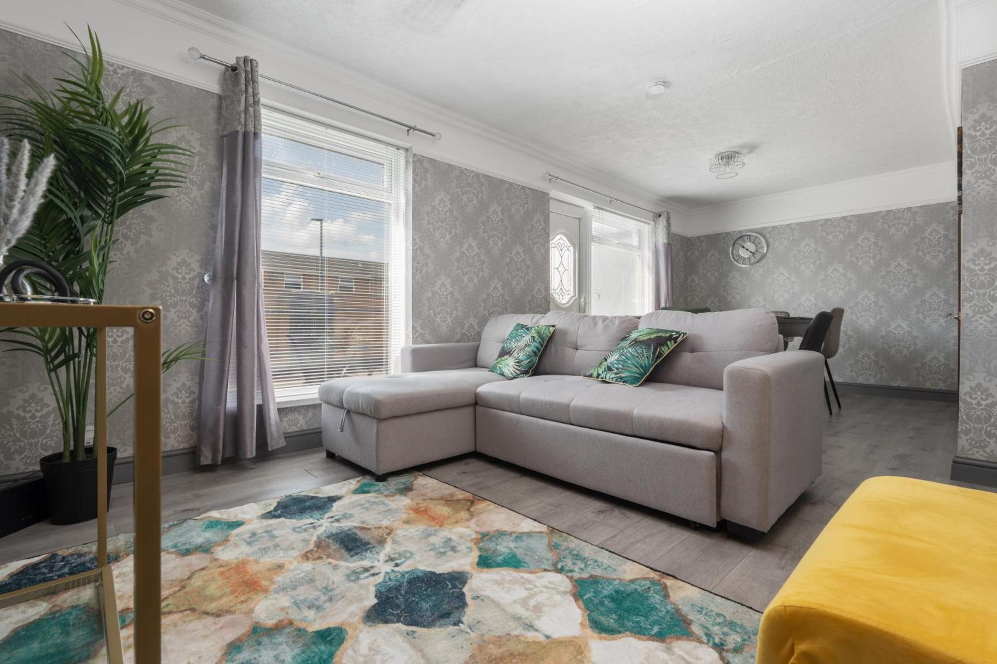 Holiday home Boutique 3bd Opposite Etihad & Coop - Free Parking - Pool Table