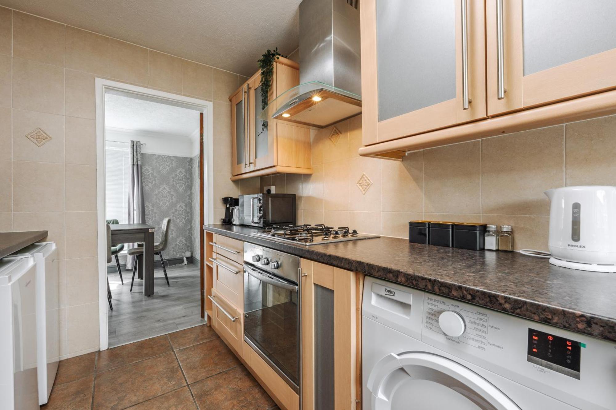 Holiday home Boutique 3bd Opposite Etihad & Coop - Free Parking - Pool Table *