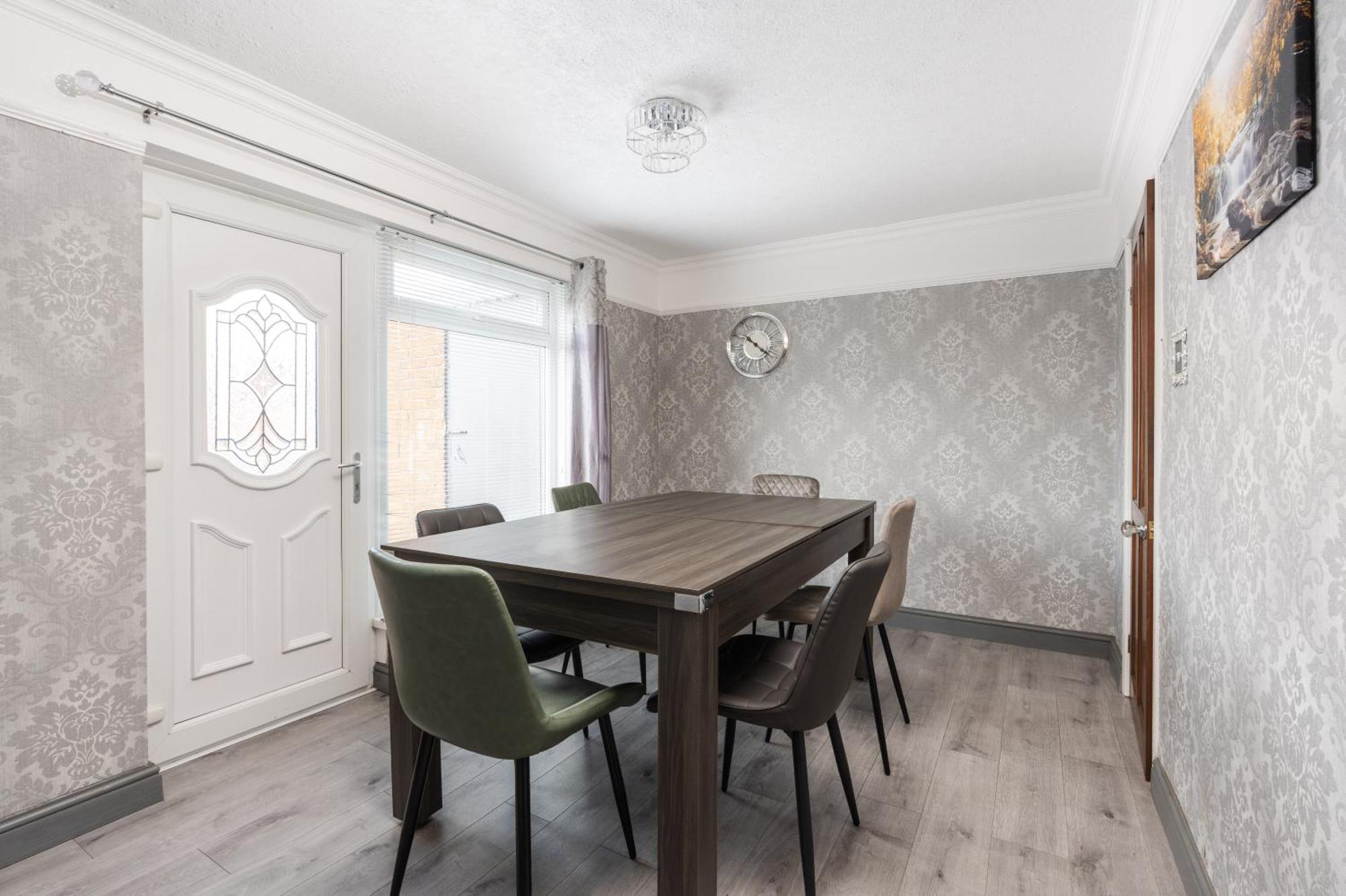 Holiday home Boutique 3bd Opposite Etihad & Coop - Free Parking - Pool Table *